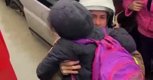 Göle dönen yolda mahsur kalarak korku dolu anlar yaşayan servisteki öğrencileri itfaiye böyle kurtardı VİDEO İZLE