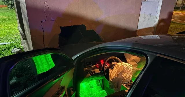 Yağışlı havada kontrolden çıkan otomobil depo duvarına çarptı Kayseri Haberleri