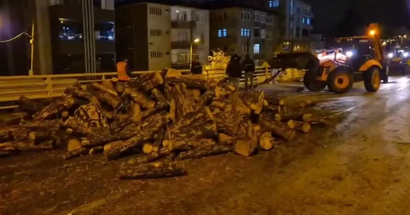 Kamyondan kara yoluna dökülen odunlar kaldırıldı