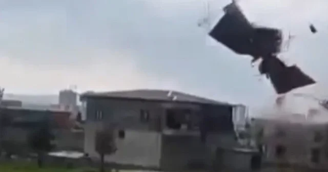 Diyarbakır da kuvvetli rüzgarın evin çatısını kağıt gibi uçurduğu anlar kamerada VİDEO İZLE