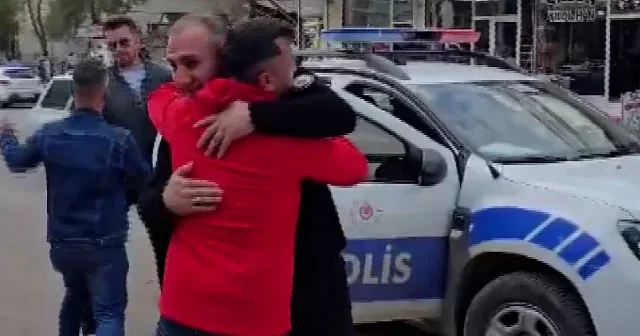 Diyarbakı’da polis ekiplerine sıcak kutlama: Kavga ihbarına gittiler sürprizle karşılandılar VİDEO İZLE