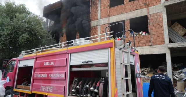 İçi ve etrafı çöplerle dolu metruk bina yangını mahalleliyi tedirgin etti Muhtar mahallesi için imar ve restorasyon çağrısında bulundu Antalya Haberleri