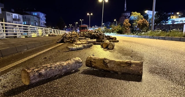 Seyir halindeki kamyonun damperi aniden kalktı, odunlar yola döküldü Karabük Haberleri