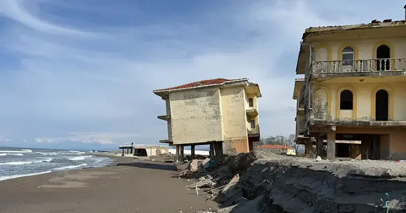 6 yıl önce tahliye edilen villalardan biri yan yattı