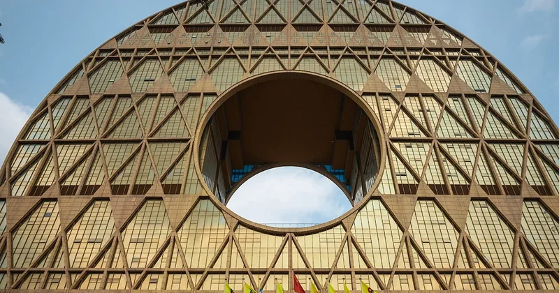 Şehrin ortasına halka şeklinde dev altın diktiler Sözcü Gazetesi