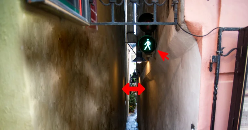 Bu sokaktan aynı anda 2 kişi geçemiyor! Dünyanın en dar sokağı: Prag daki trafik ışıklı yaya yolu görenleri hayrete düşürüyor!