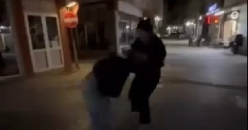 İnegöl de ihbar kavgası: Genç kızların saç saça girdiği anlar kamerada Sözcü Gazetesi