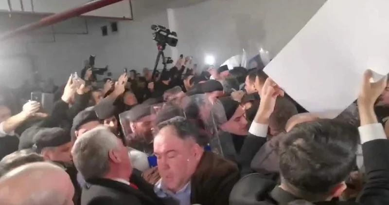 CHP li Zeybek Bursa daki polis müdahalesini paylaştı: Yazıklar olsun sizin demokrasi anlayışınıza