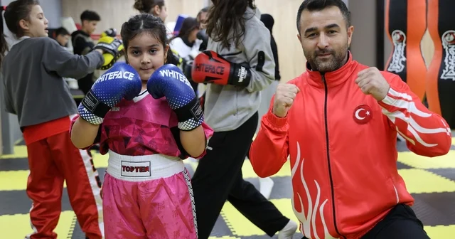 Akran zorbalığından korumak istediği kızını şampiyon yaptı Boksör babanın 7 yaşındaki boksör kızı, gözünü şampiyonluklara dikti Sivas Haberleri
