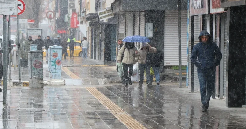 Van da nisan karı: 11 yerleşim yeri ulaşıma kapandı Van Haberleri