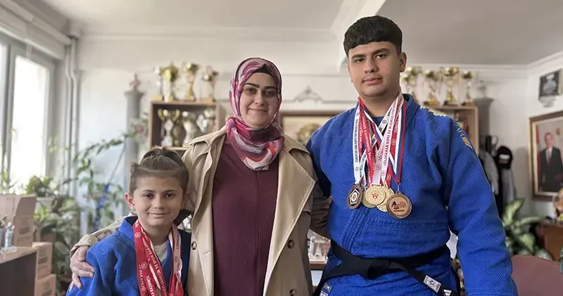 Annelerinin antrenmana götürmek için ehliyet aldığı judocu kardeşler, şampiyon oldu