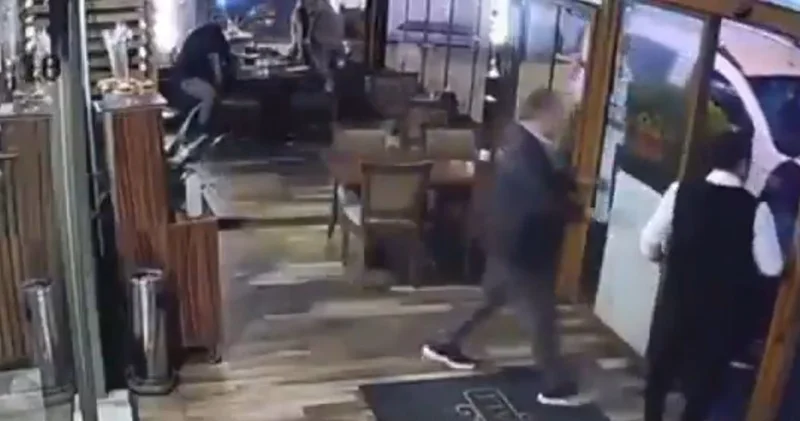 CHP li isim restoranda tekme tokat dövüldü