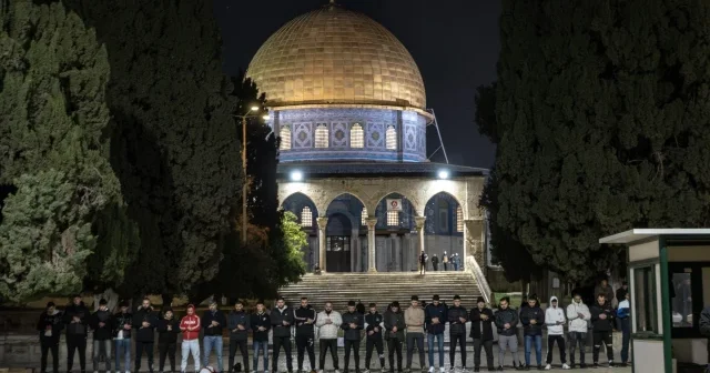 İsrail in savaş bahanesiyle kapattığı Mescid i Aksa 41 gün sonra ibadete açıldı VİDEO İZLE