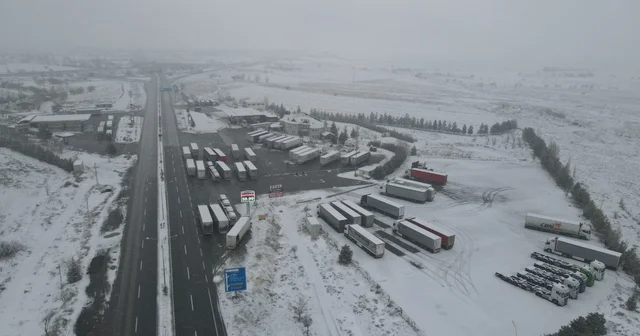 Erzincan da kar etkisini gösterdi: Geçitlerde trafik kilitlendi Erzincan Haberleri