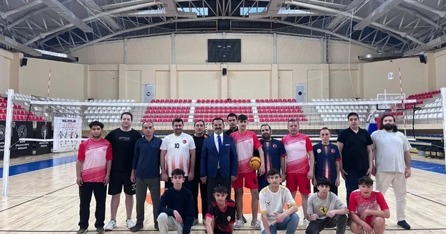 İl Müdürü İlhan çocuklarla voleybol oynadı Bilecik Haberleri