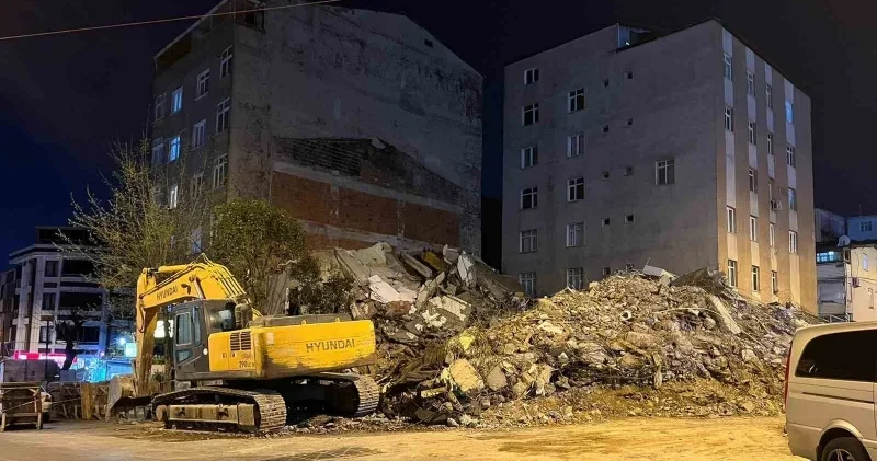 İstanbul da kentsel dönüşümdeki bina tek darbeyle saniyeler içinde yıkıldı İstanbul Haberleri