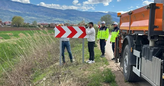 Niksar da köy yollarında eskiyen veya eksik olan tabelalar yenileniyor Tokat Haberleri