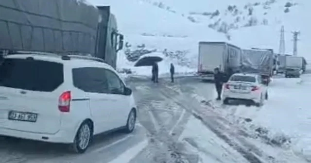 Bingöl Erzurum kara yolunda kar etkisi: Uzun araç kuyrukları oluştu Bingöl Haberleri