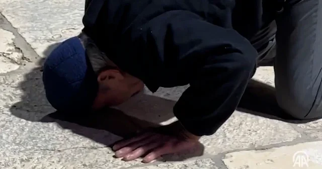 İlk kıblede gözyaşlarıyla şükür secdesi: 41 günlük zulmün ardından Mescid i Aksa ibadete açıldı VİDEO İZLE