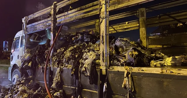 TEM otoyolunda tekstil yüklü kamyon alev aldı Kamyonun dorsesi alev alev yandı: Malzemeler kül oldu Kocaeli Haberleri