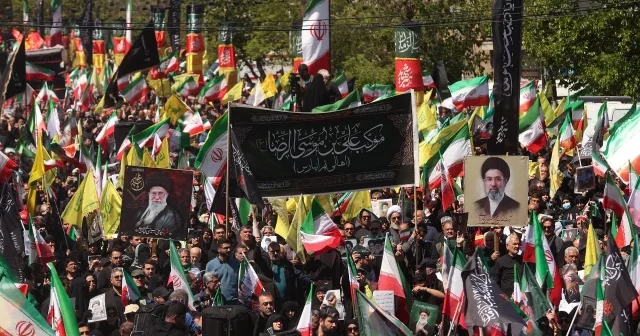 Tahran da İran halkından müzakere haramdır mesajı: Hamaney için sokakları doldurdular VİDEO İZLE