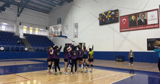 Muş Sultan Alparslan Yurdu Kız Voleybol Takımı yarı finale yükseldi Muş Haberleri