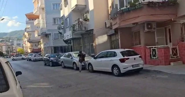 İzmir deki polis merkezi saldırısında sanıklar hakim karşısında Balçova daki karakol saldırısının sanığı: Terör örgütüne üye değilim ancak DEAŞ ı seviyorum İzmir Haberleri