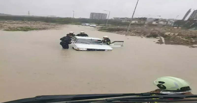 3 ilde yollar göle döndü, evleri su bastı! Mahsur kalan araçlar var