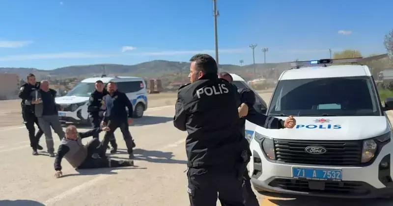 Kavga ihbarına giden polisler, çiçeklerle karşılandı