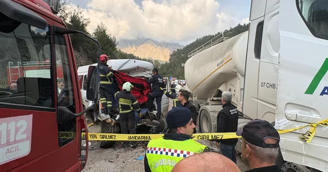 Minibüs ile beton mikserinin çarpıştığı kazada ölen 7 kişinin cenazeleri alındı Burdur Haberleri