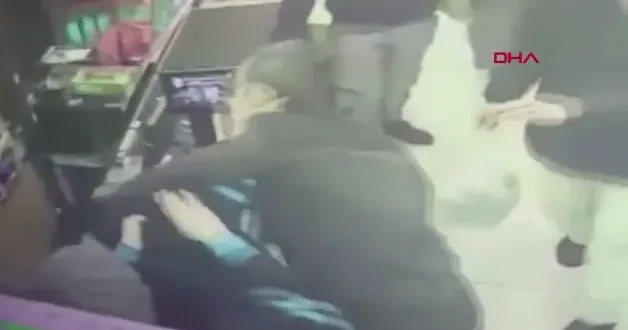 Pendik te müşteri ile kasiyer kavgasında yumruklar konuştu