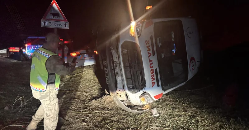 Muş ta ambulansın devrilmesi sonucu 5 kişi yaralandı