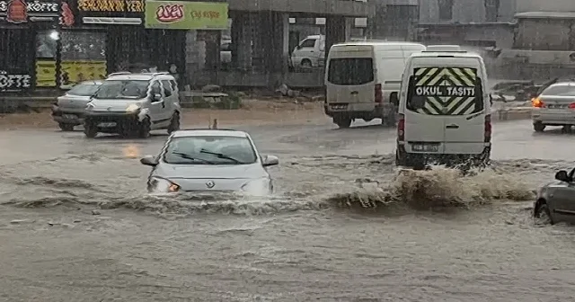 Hatay da göle dönen yollarda araçlar mahsur kaldı VİDEO İZLE