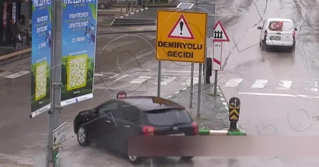 Kontrolden çıkan otomobil durakta bekleyenleri teğet geçti: O anlar kamerada Amasya Haberleri