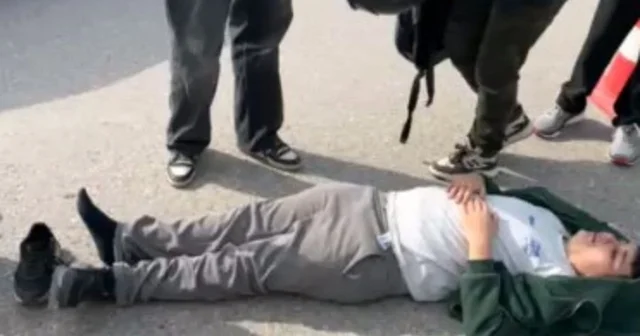 Motosiklet yolun karşısına geçen bisikletliye çarptı; 1 i çocuk, 3 yaralı Bursa Haberleri