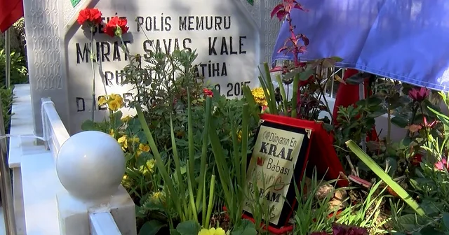 Şehit polisin mezarındaki dünyanın en kral babası yazılı plaket duygulandırdı Adana Haberleri