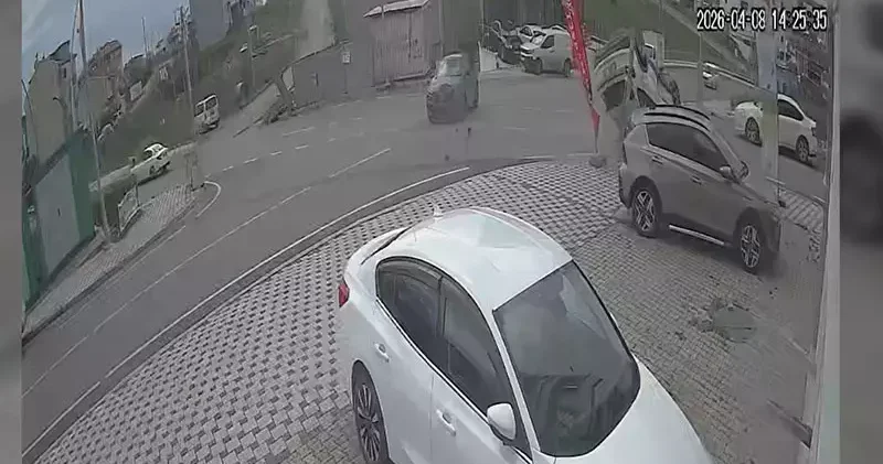 İki cipin çarpıştığı kaza kamerada: 7 yaralı