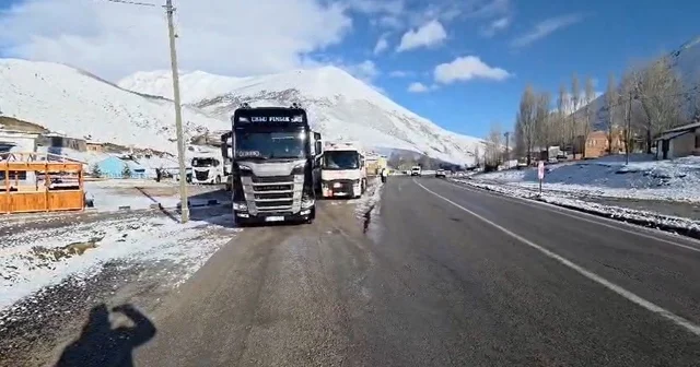 Kop Dağı nda buzlanma: Ağır tonajlı araçların geçişine izin verilmiyor Bayburt Haberleri
