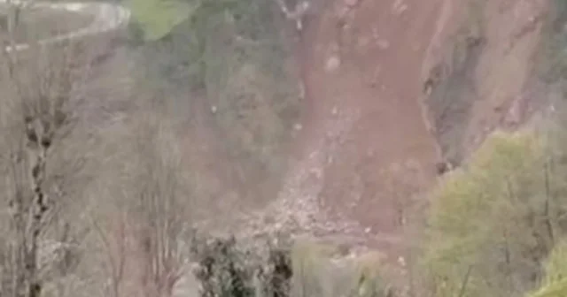 Rize de yamaçtan kopan kaya, dereye yuvarlandı; o anlar kamerada Rize Haberleri