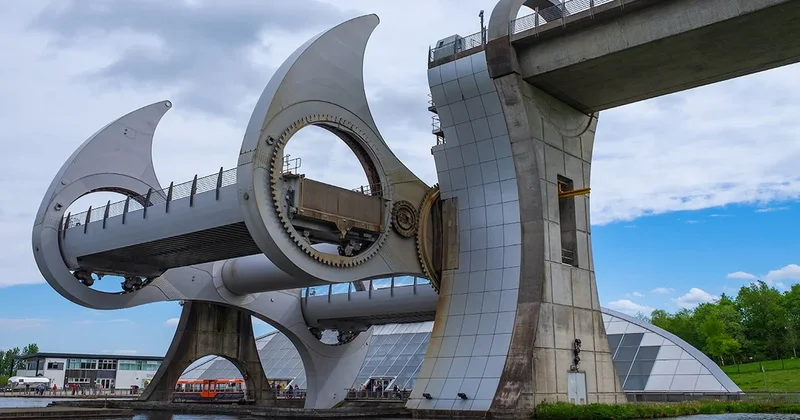 Suyun üstünde 180 derece dönen köprü: Yol 1 günden 4 dakikaya indi Sözcü Gazetesi