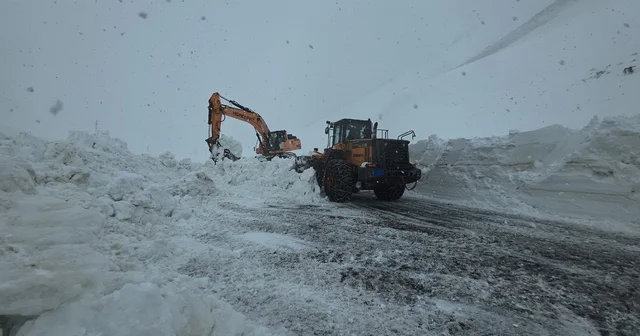 Bahçesaray yolundaki çalışma kar yağışı altında devam ediyor Van Haberleri