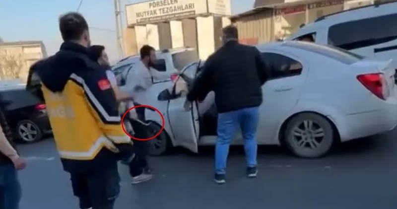 Kaza yapıp levyeye sarıldı: Trafik magandasına çevredekiler engel oldu