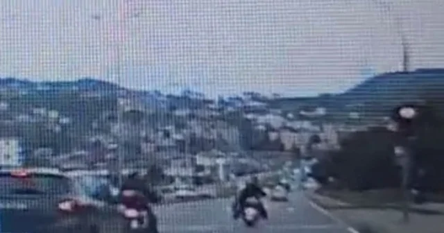 Motosikletin yayaya çarpması sonucu 2 kişi yaralandı; kaza anı kamerada Zonguldak Haberleri