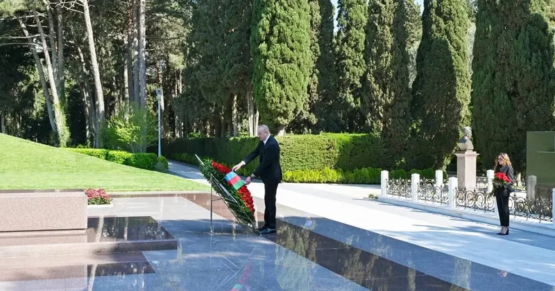 Aliyev, merhum Cumhurbaşkanı Haydar Aliyev’i mezarı başında andı