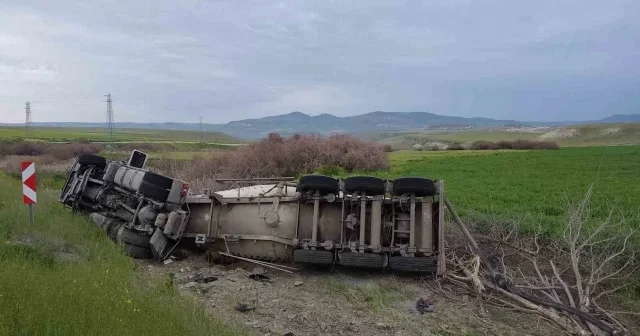 Ankara da TIR şarampole devrildi: 1 ağır yaralı VİDEO İZLE