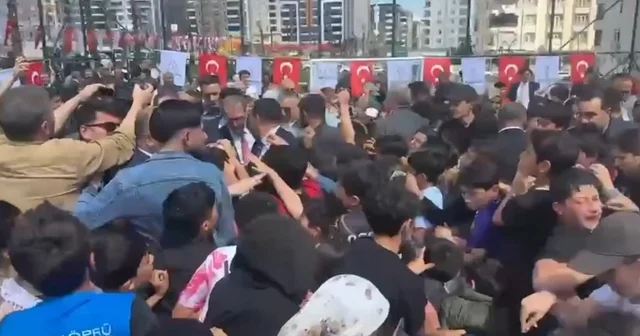 Şanlıurfa da park açılışında çocuklara top ve oyuncak dağıtımı, izdihama neden oldu Şanlıurfa Haberleri
