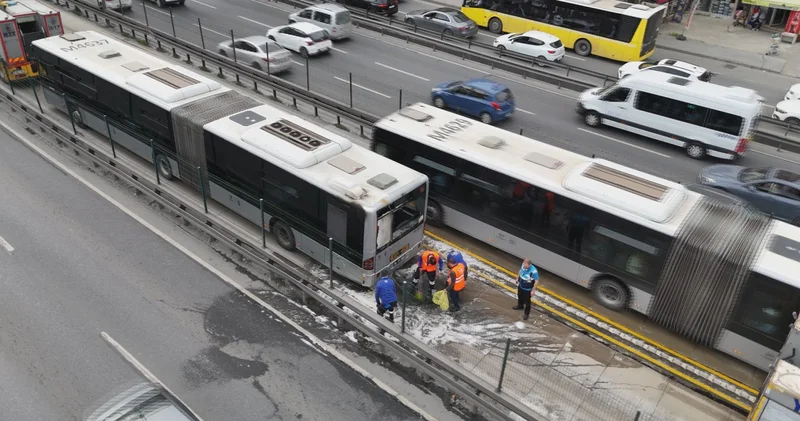 Avcılar’da metrobüste yangın: Dumanlar yükseldi, yolcular tahliye edildi Son dakika haberleri