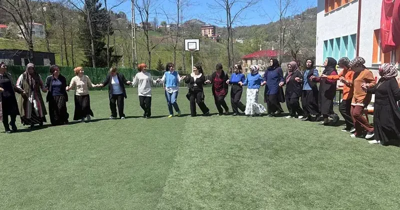 Okul bahçesinde anneler çocuklar gibi eğlendi