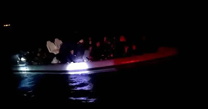 Sürüklenen lastik bottaki 35 kaçak göçmen kurtarıldı