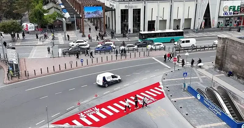 Yaya ölümlerine dikkat çekmek için halıdan yaya yolu yaptı